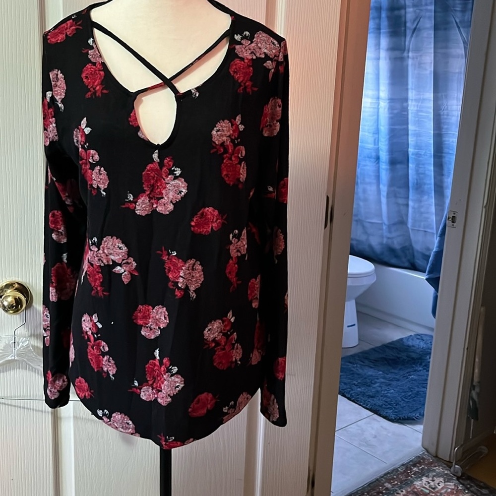 Such a beautiful sweater shirt… love the keyhole!